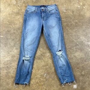 Level 99 Light Blue Cropped/Frayed Jeans
Size: 24